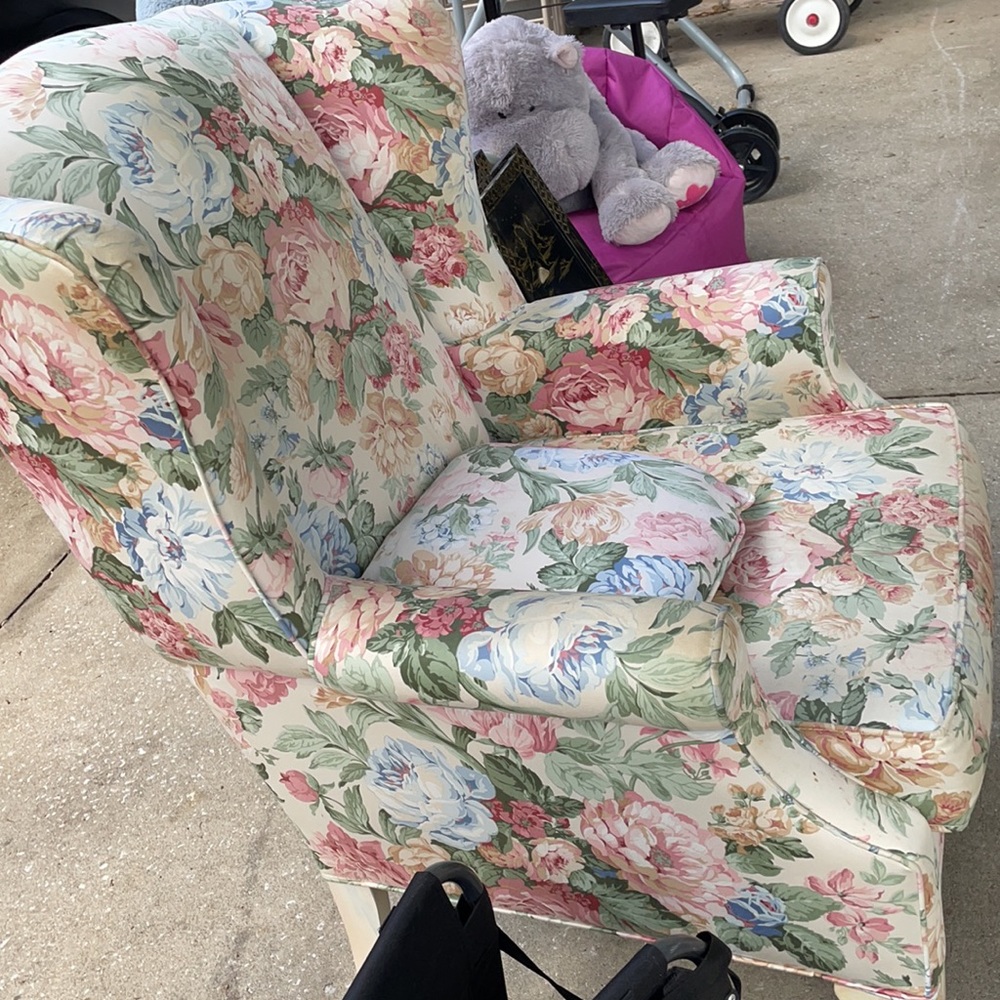 Chair - Picture 2 of 4